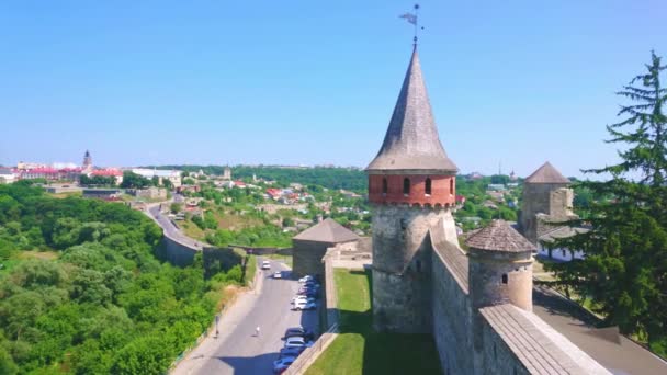 Panorama Historiska Torn Och Vallen Kamianets Podilskyi Slott Och Frodig — Stockvideo
