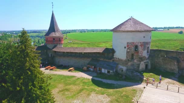 Die Befestigungsmauern Der Burg Kamjanez Podilskyj Bewundern Ihre Mittelalterlichen Türme — Stockvideo