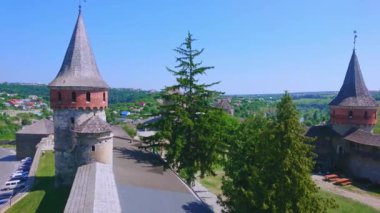 Surların keyfini çıkarın ve Kamianets-Podilskyi Kalesi 'nin yeşil avlusu, korunmuş kuleleri ve binaları ve Ukrayna' nın panoramasını izleyin.