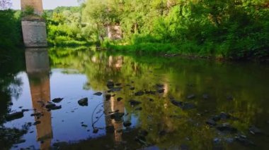 Yeni Köprü ile dikey manzara ve Smotrych Nehri 'nin yüzeyindeki yansıması derin bir kanyonda, Kamianets-Podilskyi, Ukrayna