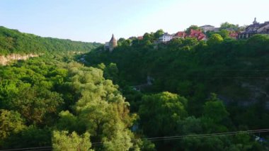 Kayalık uçurumlar ve yemyeşil ormanlarla dolu Smotrych Nehri Kanyonu 'nun panoramik manzarası Kamianets-Podilskyi, Ukrayna