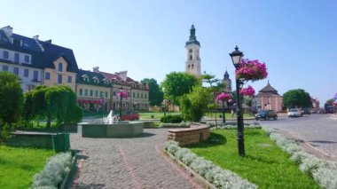 Polonya Pazarı 'nda (Polsky Rynok) fıskiyeli küçük yeşil park arka planda eski belediye binası, Kamianets, Ukrayna