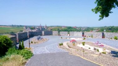 Tren istasyonları, minyatürler müzesi, Kamianets-Podilskyi, Ukrayna 'nın tren ve kopyaları ile çember demiryolu modeli.