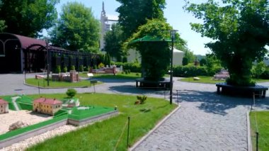 Ukrayna 'nın Kamianets-Podilskyi, Ukrayna' da bulunan minyatür şatoların sergilendiği manzaralı yeşil parkın manzarası
