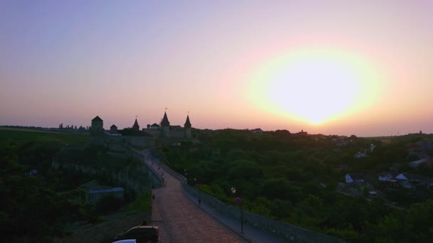 街の景色は 象徴的なカバネツ ポジルスキ城 特に日没に美しいウクライナの景色を開きます — ストック動画