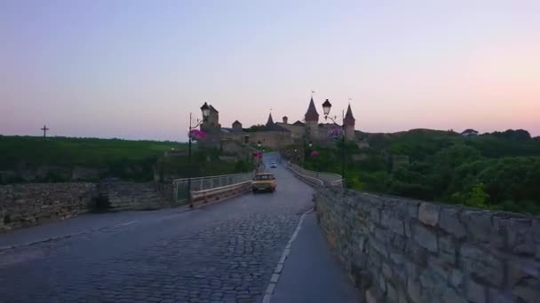 Abendspaziergang Über Die Historische Burgbrücke Mit Blick Auf Die Mittelalterliche — Stockvideo