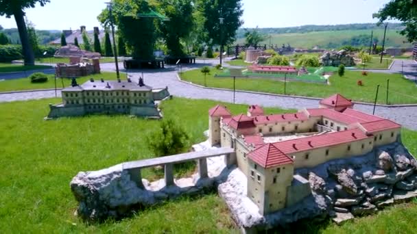 ウクライナのミニチュア城の数多くのミニ城と砦と庭園での快適な散歩 カマネツ ポジルスキ ウクライナ — ストック動画
