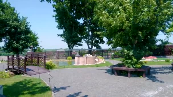 Panorama Des Malerischen Grünen Parks Mit Kleinen Nachbildungen Der Burgen — Stockvideo