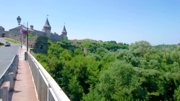 Die Malerische Mittelalterliche Burg Kamjanez Podilskyj Liegt Der Schlucht Des — Stockvideo
