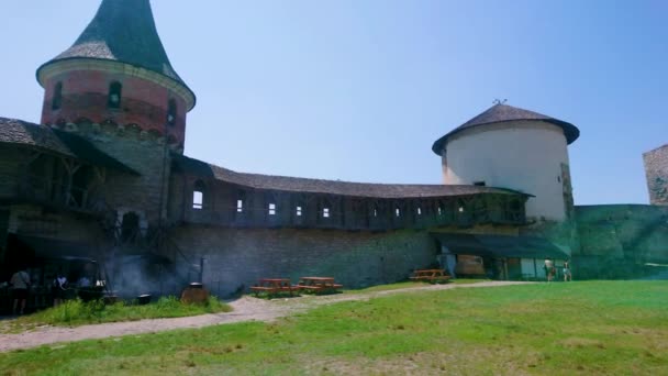 Панорама Каменец Подольского Замкового Двора Башнями Различной Формы Массивным Каменным — стоковое видео