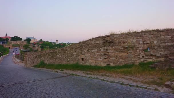 歴史的なキャッスルブリッジ ゲートの遺跡 ランプ 中世のカマネツ ポジルスキ城の塔 ウクライナの青い時間のパノラマ — ストック動画