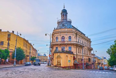 Tarihi Gemi Evi 'nin (Shifa) dış cephesi sıva süslemeleri ve küçük çeşmelerle, Chernivtsi, Ukrayna