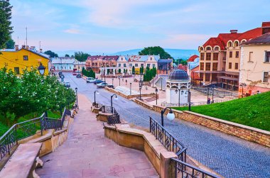 Yaşayan evler, Chernivtsi, Ukrayna ile dolu tarihi Aziz Mary Meydanı (Türk Kuyusu)