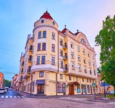 CHERNIVTSI, UKRAINE - 16 Temmuz 2021: Filarmoni Meydanı 'ndaki Hotel Bristol' un zarif binası, 16 Temmuz 'da Chernivtsi