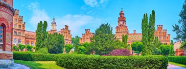 Tarihi binalar ve Chernivtsi Ulusal Üniversitesi ağaç bahçesi panoraması, Bukovinian ve Dalmaçya Metropolitanları, Çernivtsi, Ukrayna