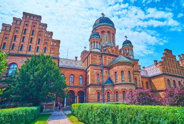 Chernivtsi Ulusal Üniversitesi 'nin kompleksi Ukrayna' daki tarihi Üç Aziz Kilisesi 'ni içerir.