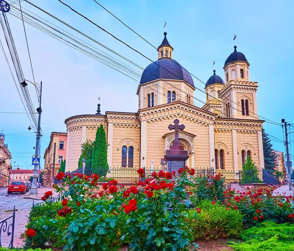 Sırbistan, Chernivtsi, Ukrayna 'daki St. Paraskeva Kilisesi önündeki güller