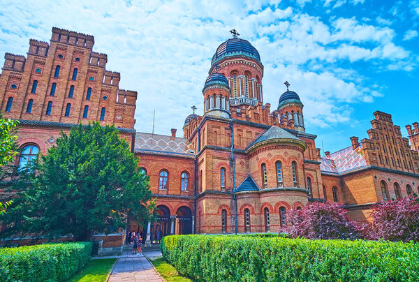 В комплексе Черновицкого национального университета находится историческая церковь "Три святых", Украина