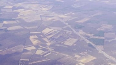 Ukrayna 'nın tarlaları, çayırları ve tarım arazileri üzerinde uçarak.