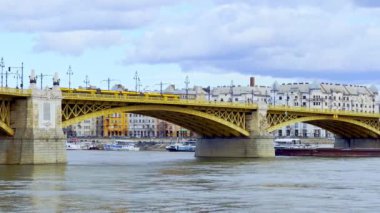 Mavna tarihi sarı Margaret Köprüsü 'nün altında Tuna Nehri, Budapeşte, Macaristan üzerinden yüzüyor.