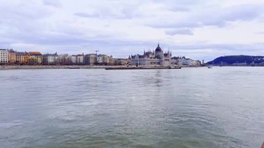 Buda Kalesi Tepesi, Tuna Nehri, Parlamento ve Margaret Köprüsü manzaralı gemiden Panorama, Budapeşte, Macaristan
