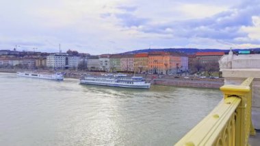 Tarihi Margaret Köprüsü 'nden şehrin panoraması, Buda ve Pest bölgelerini, yüzen ve demirlemiş gemileri ile Tuna Nehri' ni, Macaristan Parlamentosu, Budapeşte