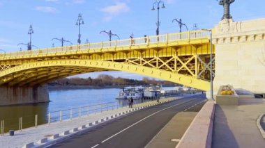 Macaristan 'ın Budapeşte, Pest kentinin Jozsef Antall seti üzerinden Tuna Nehri' ne uzanan tarihi metal taşlı Margaret Köprüsü Panoraması