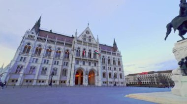 Lajos Kossuth Meydanı Panoraması 'nda etkileyici parlamento binası ve Gyula Andrassy, Budapeşte, Macaristan' ın binicilik anıtı bulunuyor.