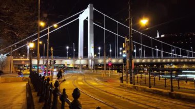 Akşam Tuna Nehri seti klasik tramvayla ve arka planda Elisabeth Köprüsü ile, Budapeşte, Macaristan