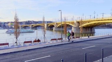 Sarı kemerli Margaret Köprüsü, Macaristan 'ın başkenti Budapeşte' deki Jozsef Antall seti üzerinden Tuna Nehri 'ne geçti.
