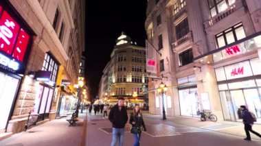 BUDAPEST, HUNGARY - 20 Şubat 2022: Vaci Caddesi, tarihi Pest bölgesinde yer alan, Budapeşte 'de 20 Şubat' ta ana alışveriş ve turizm caddelerinden biridir.