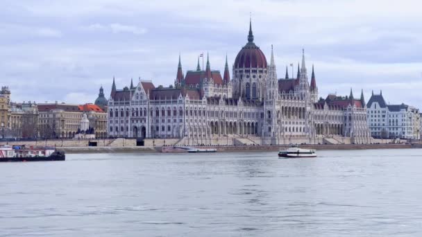 Het Pittoreske Gotische Parlementsgebouw Achter Donau Met Drijvende Pleziervaartuigen Boedapest — Stockvideo