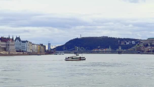 Panorama Donau Med Landmärken Buda Och Pest Gotiska Parlamentet Byggnad — Stockvideo