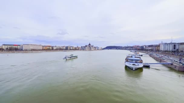 ハンガリーのブダペスト市中心部のダヌーブ川に沿って浮かぶペストの銀行に搭載されています — ストック動画