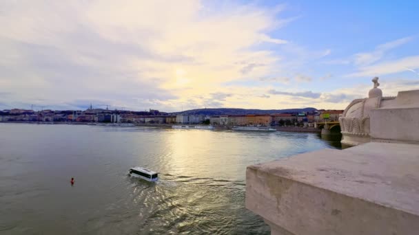 匈牙利多瑙河和Buda地区的两栖巴士从玛格丽特桥俯瞰布达佩斯的日落 — 图库视频影像