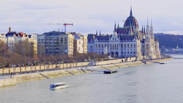 Der Schwimmende Amphibienbus Auf Der Donau Gegen Das Gotische Parlamentsgebäude — Stockvideo