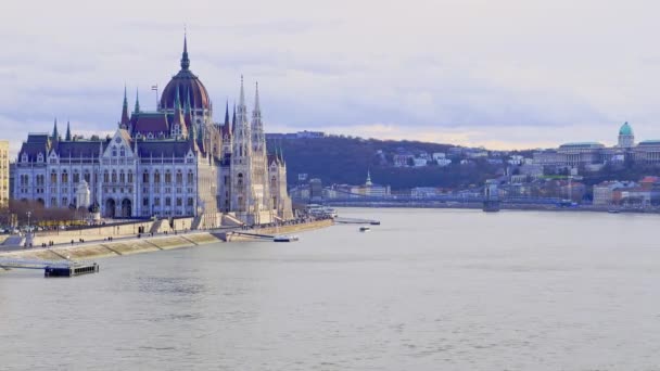 Das Stadtbild Flussufer Mit Den Symbolen Budapests Parlamentsgebäude Donau Budaer — Stockvideo