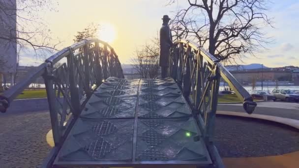 Sunset Walk Bridge Imre Nagy Monument Located Embankment Danube River — Vídeo de stock
