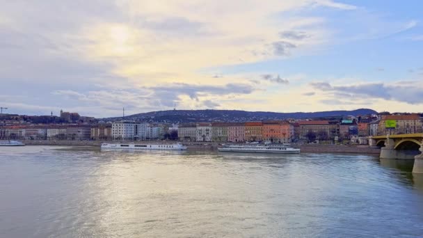 Panorama Dunaju Budy Historycznym Żółtym Mostem Małgorzaty Pływające Zacumowane Statki — Wideo stockowe