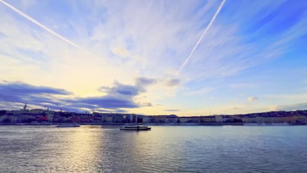 Enjoy Beautiful Bright Sunset Sky Reflected Waters Danube River Contrails — Vídeo de Stock