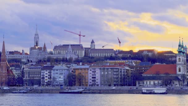 Budapeşte Macaristan Tuna Nehri Nin Arkasında Görülen Balıkçı Kalesi Matthias — Stok video