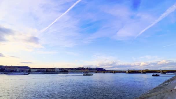 Walk Quay Danube River Enjoy Panorama Bright Blue Dusk Sky — стоковое видео