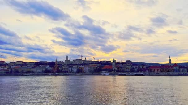 Budin Bölgesi Tuna Nehri Budapeşte Macaristan Daki Evlerin Üzerinde Mor — Stok video