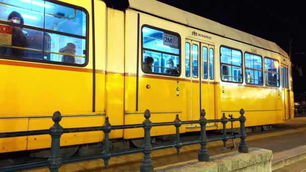 Retro Žlutá Tramvaj Zastávka Odjezdy Stanice Bělehradě Nábřeží Pešti Budapešť — Stock video