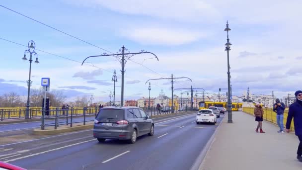 Camine Por Puente Margaret Con Mucho Tráfico Budapest Hungría — Vídeos de Stock
