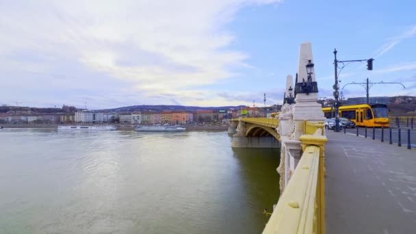 Die Donau Von Der Historischen Margaretenbrücke Mit Blick Auf Straßenbahnen — Stockvideo