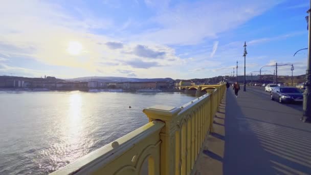 広いドナウ川 ブダ地区 マーガレットブリッジ ブダペスト ハンガリーの明るい夕日空 — ストック動画