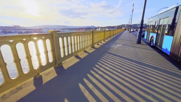 Прогуляйтесь Живописному Мосту Маргарет Посмотрите Яркое Солнечное Небо Над Районом — стоковое видео