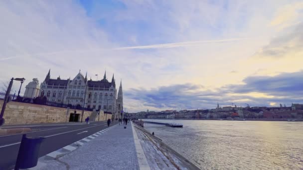 Užijte Večerní Procházku Nábřeží Dunaje Jozsef Antall Výhledem Zdobenou Gotickou — Stock video