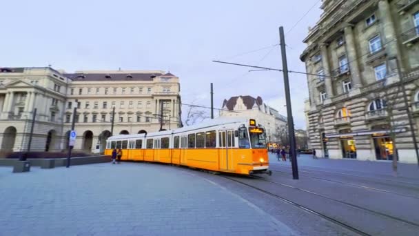 Panorama Jazdy Rocznika Żółty Tramwaj Lajos Kossuth Square Obok Budynku — Wideo stockowe